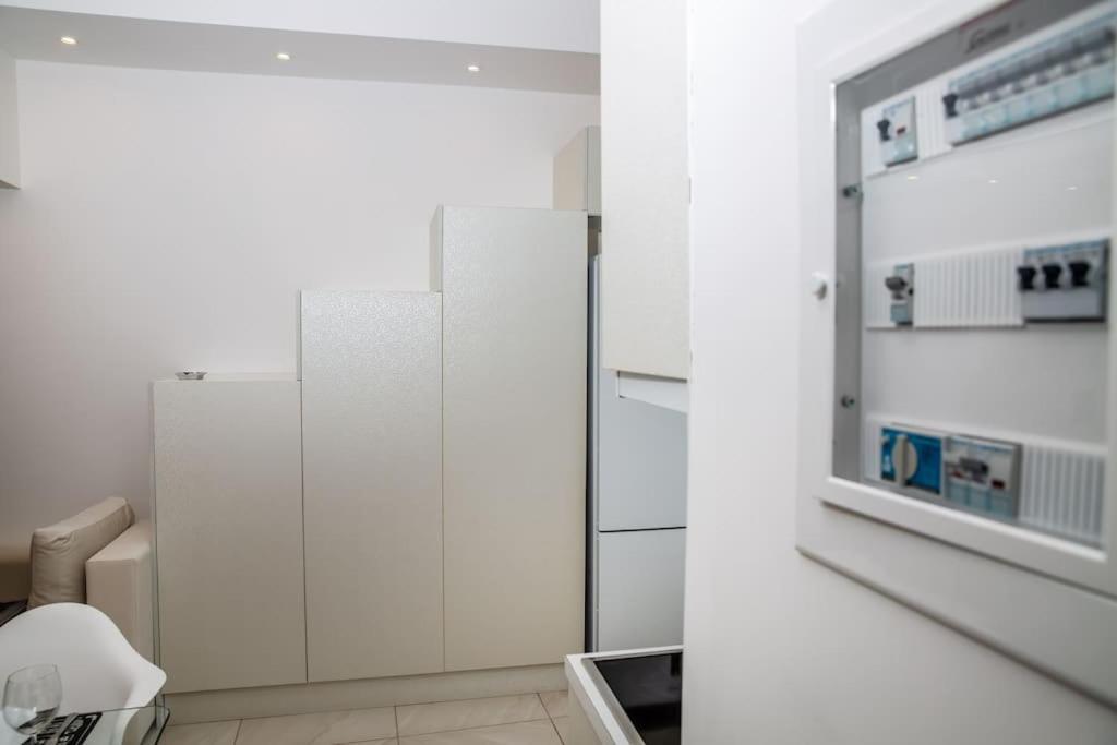 Seafront Central Apt In Lavrio Apartment Екстериор снимка