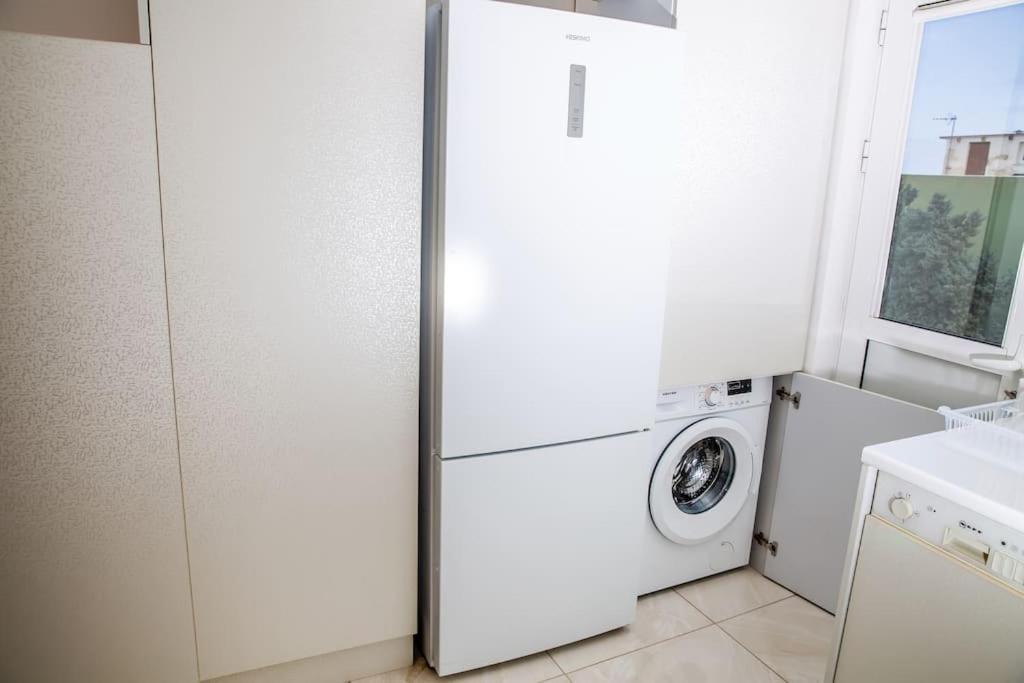 Seafront Central Apt In Lavrio Apartment Екстериор снимка