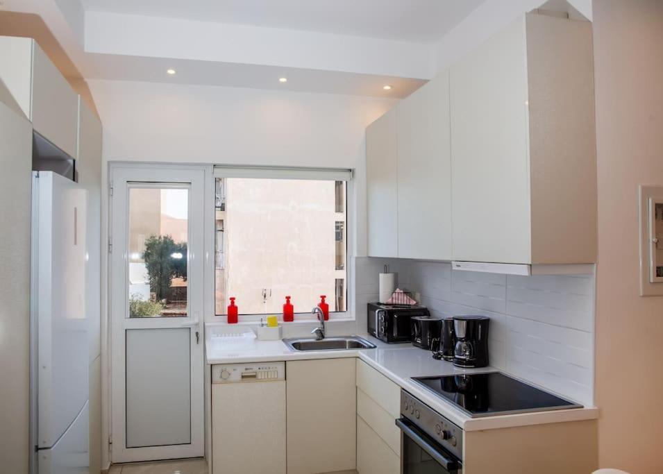 Seafront Central Apt In Lavrio Apartment Екстериор снимка